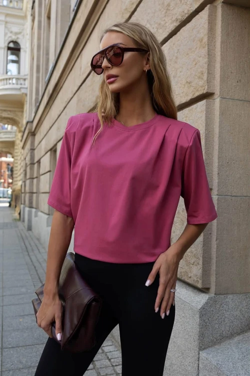 t-shirt w kolorze szminka z poduszkami na ramionach